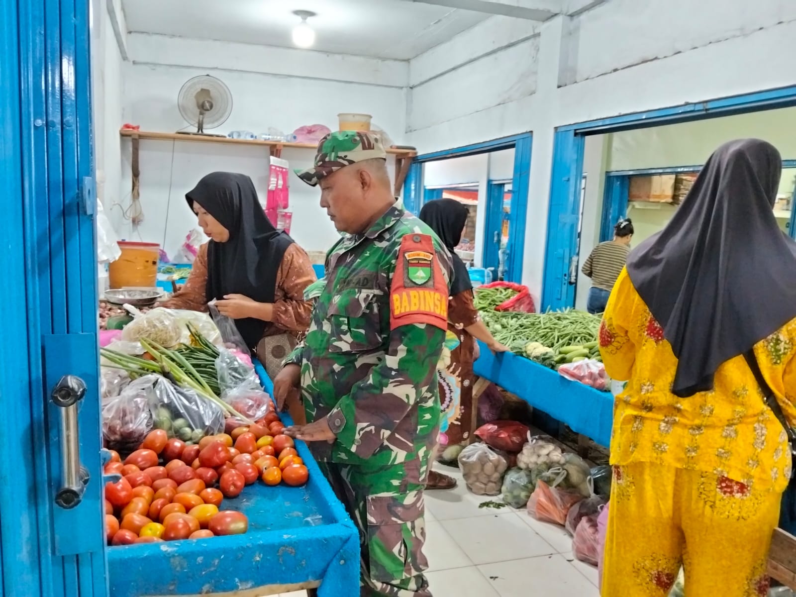 Babinsa Koramil 03/Bunut Kodim 0313/KPR Laksanakan Pengecekan Harga Sembako di Pasar Tradisional
