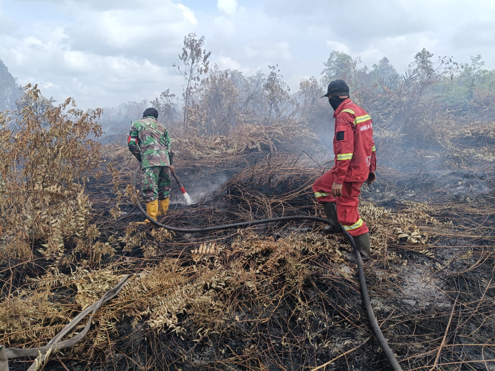 Babinsa Koramil 07/Kampar Bersama Tim Gabungan Berjibaku Padamkan Karhutla di Rimbo Panjang 