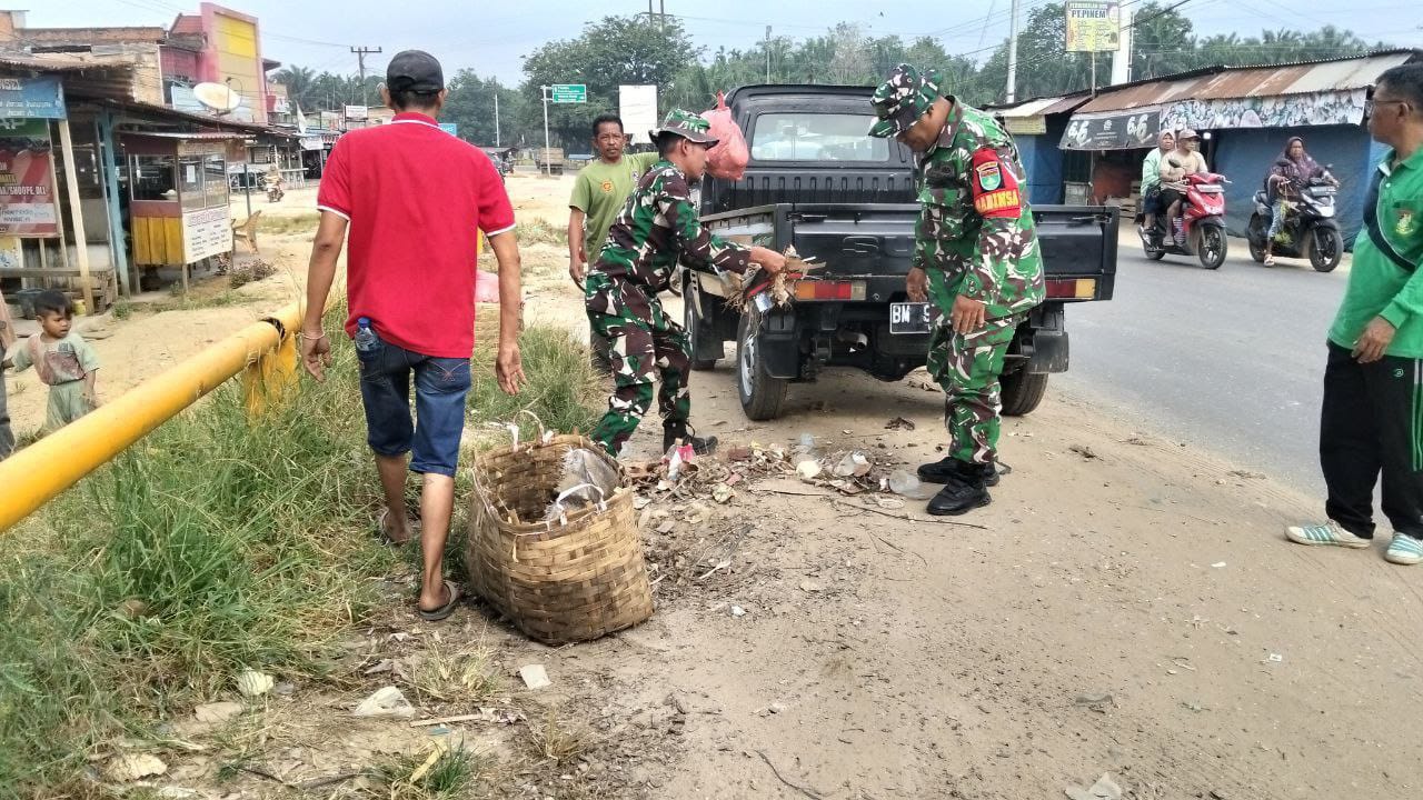 Ciptakan Lingkungan Bersih, Anggota Koramil 16/Tapung Bersama Pemdes Goro di Pasar