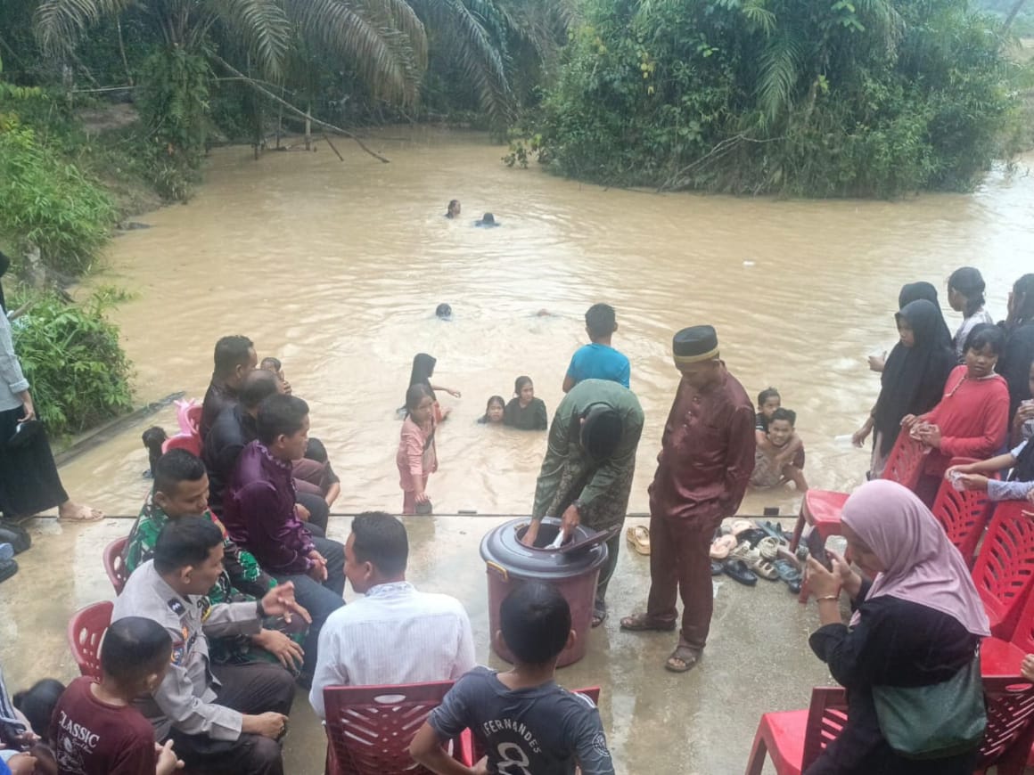 Babinsa Koramil 03/Bunut Hadiri Tradisi Balimau Basamo Sambut Ramadhan 1447 H 