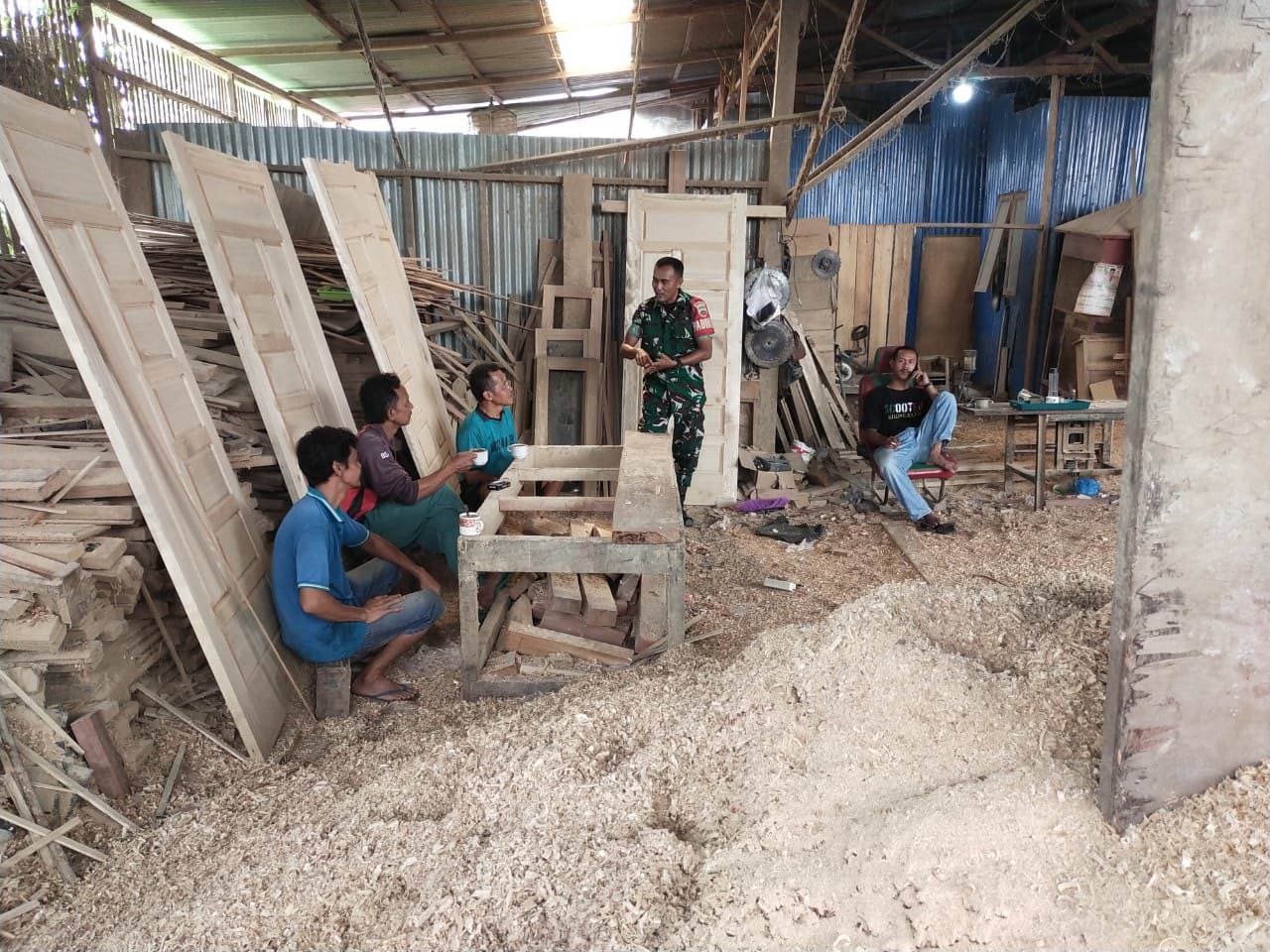 Tambah Wawasan, Babinsa Koramil 07/Kampar Komsos Bersama Tukang Mebel Kayu