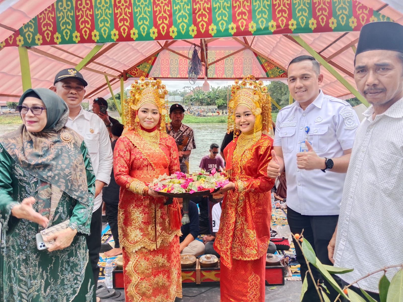 Camat Bangkinang Bersama Forkopimcam Lepas 8 Sampan Hias di Acara Balimau Kasai