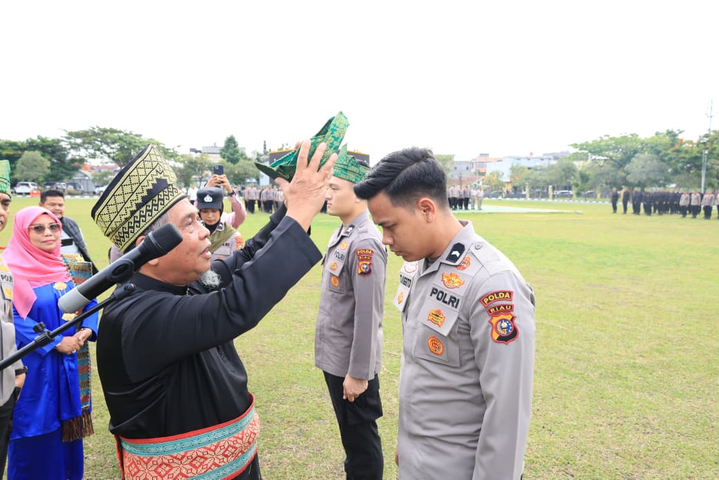 Lestarikan Budaya Melayu, 11 Ribu Personel Polda Riau Pakai Tanjak dan Selempang Tiap Jumat