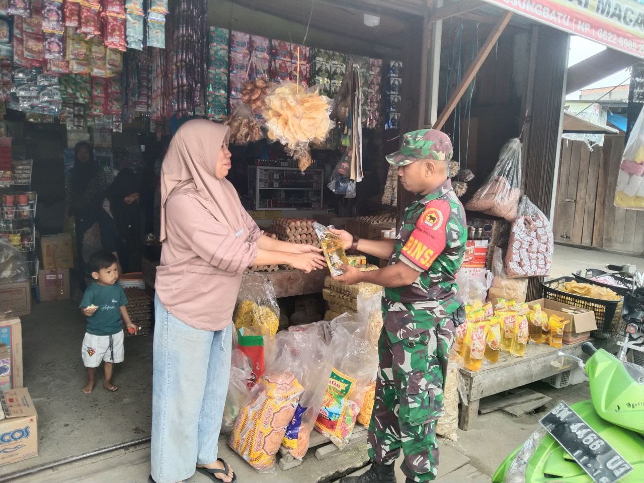Babinsa Ujungbatu Cek Harga Sembako Jelang Ramadhan