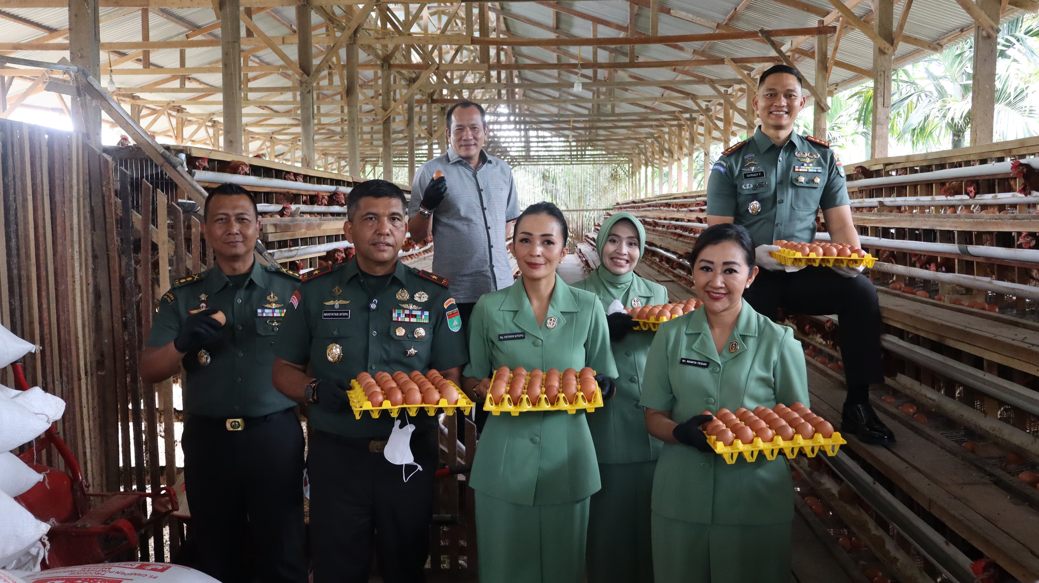 Danrem 031/WB Kunjungi Kandang Ayam Petelur Kodim 0313/KPR dan Berikan Apresiasi