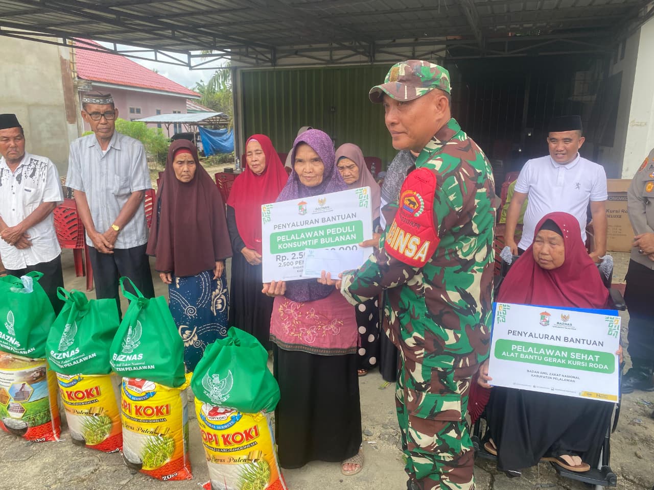 Babinsa Dampingi Baznas Pelalawan Salurkan Bantuan untuk Warga Desa Petani