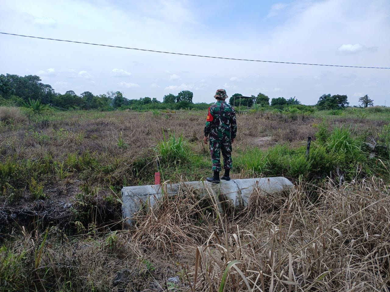 Babinsa Desa Rimbo Panjang Lakukan Patroli Karhutla dan Sosialisasi Bahaya Membakar Lahan