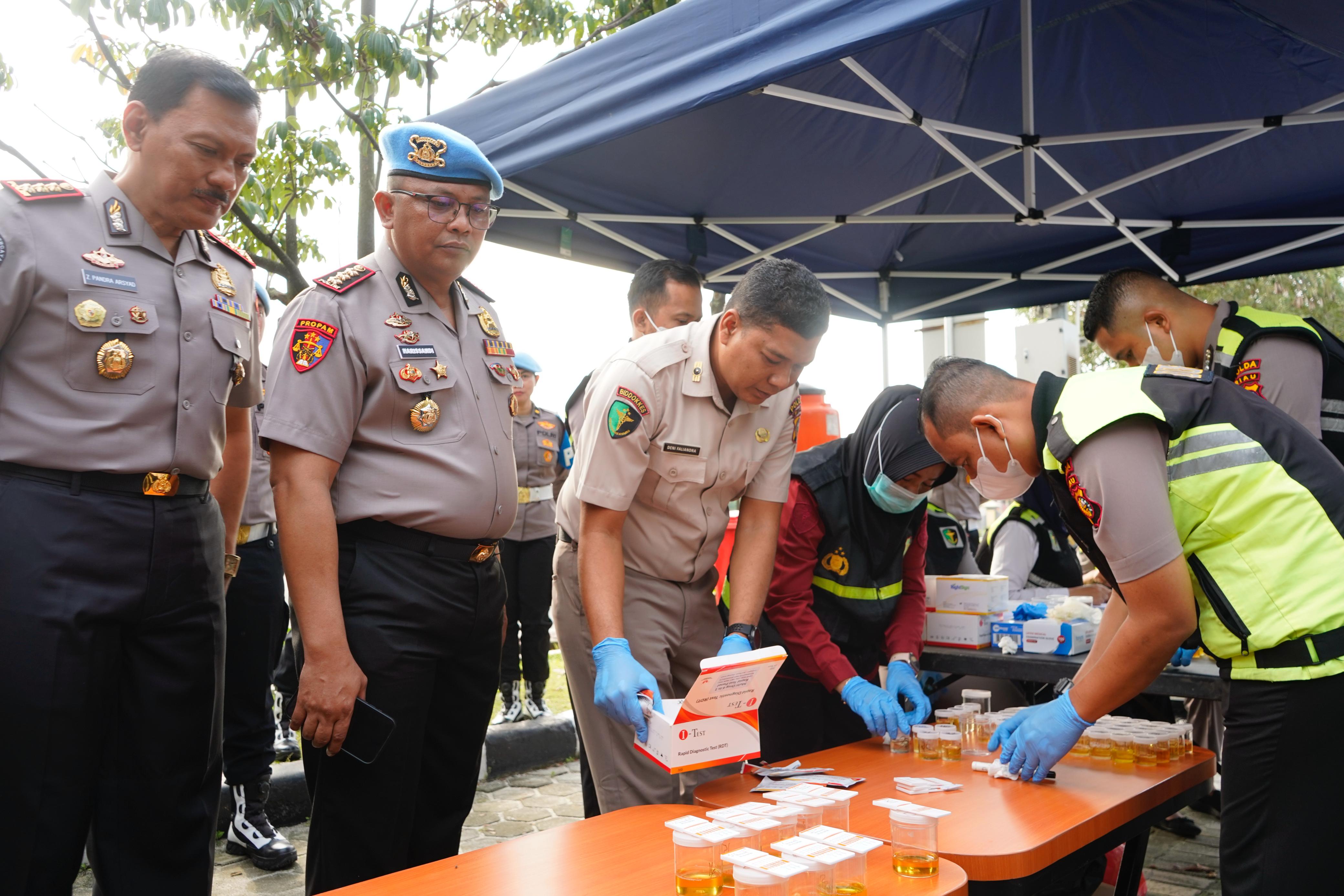 Bersih dari Narkoba, Seluruh Personel Polda Riau, Melaksanakan Tes Urine Secara Serantak