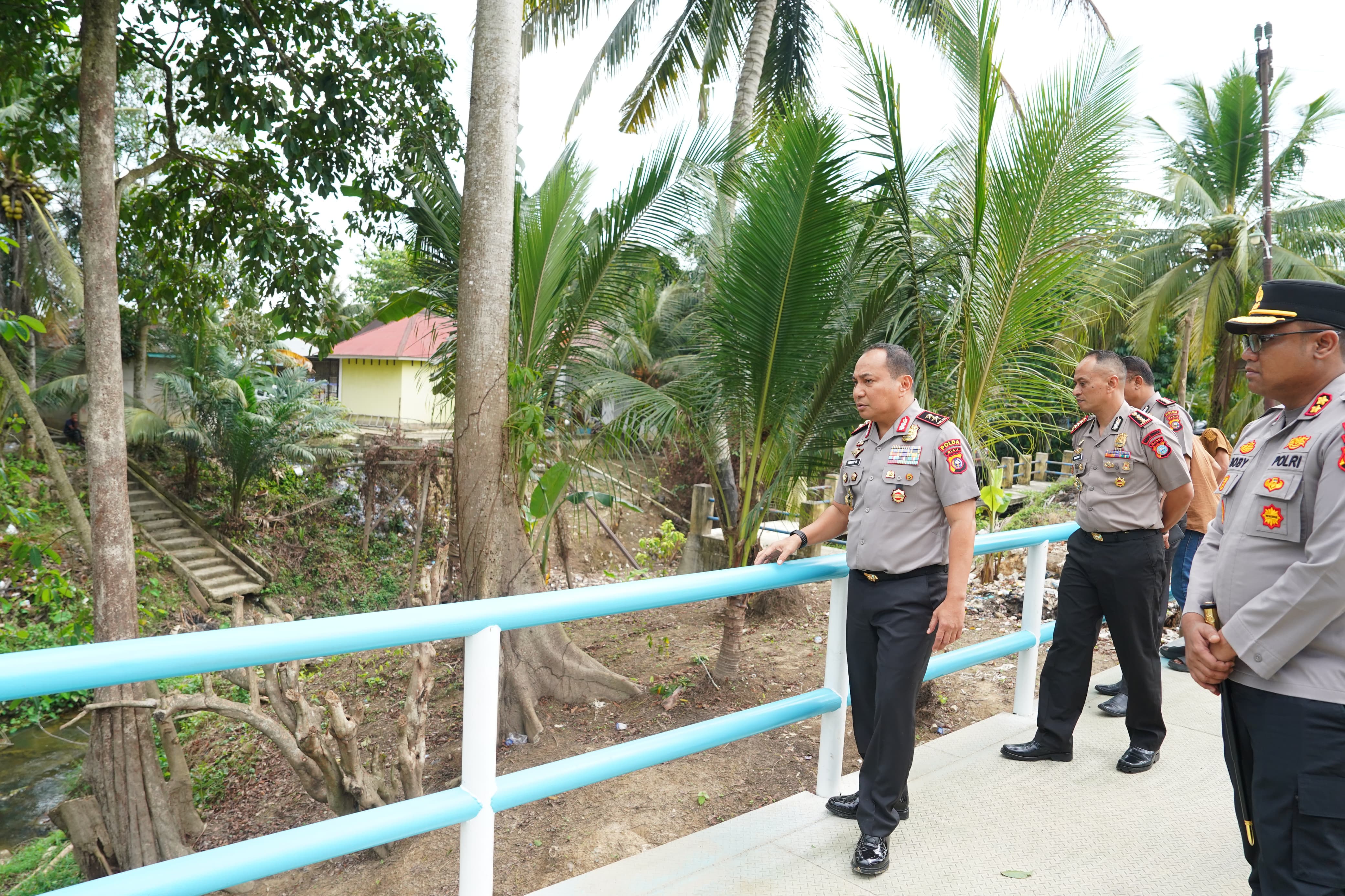 Segera Diresmikan, Kapolda Riau Cek Jembatan Merah Putih di Kampar