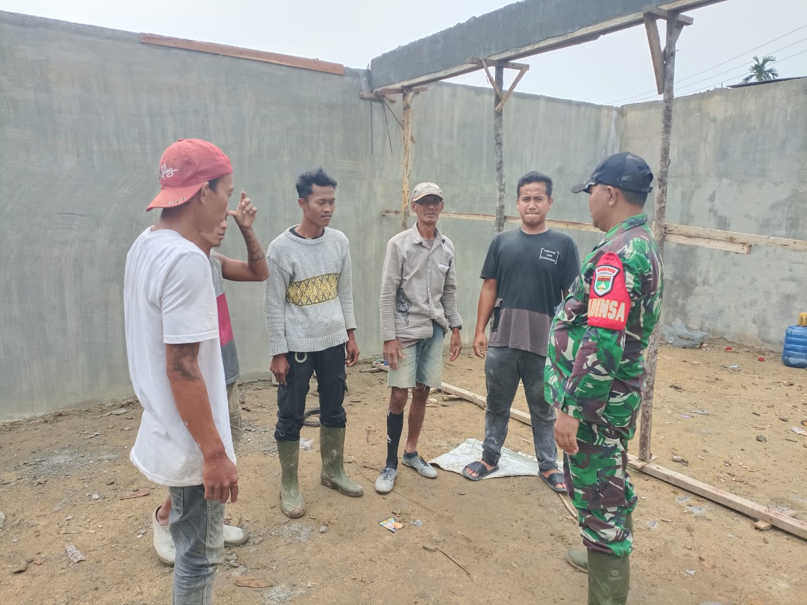 Babinsa Pengawas KDKMP Laksanakan Komsos, Berikan Arahan kepada Tukang