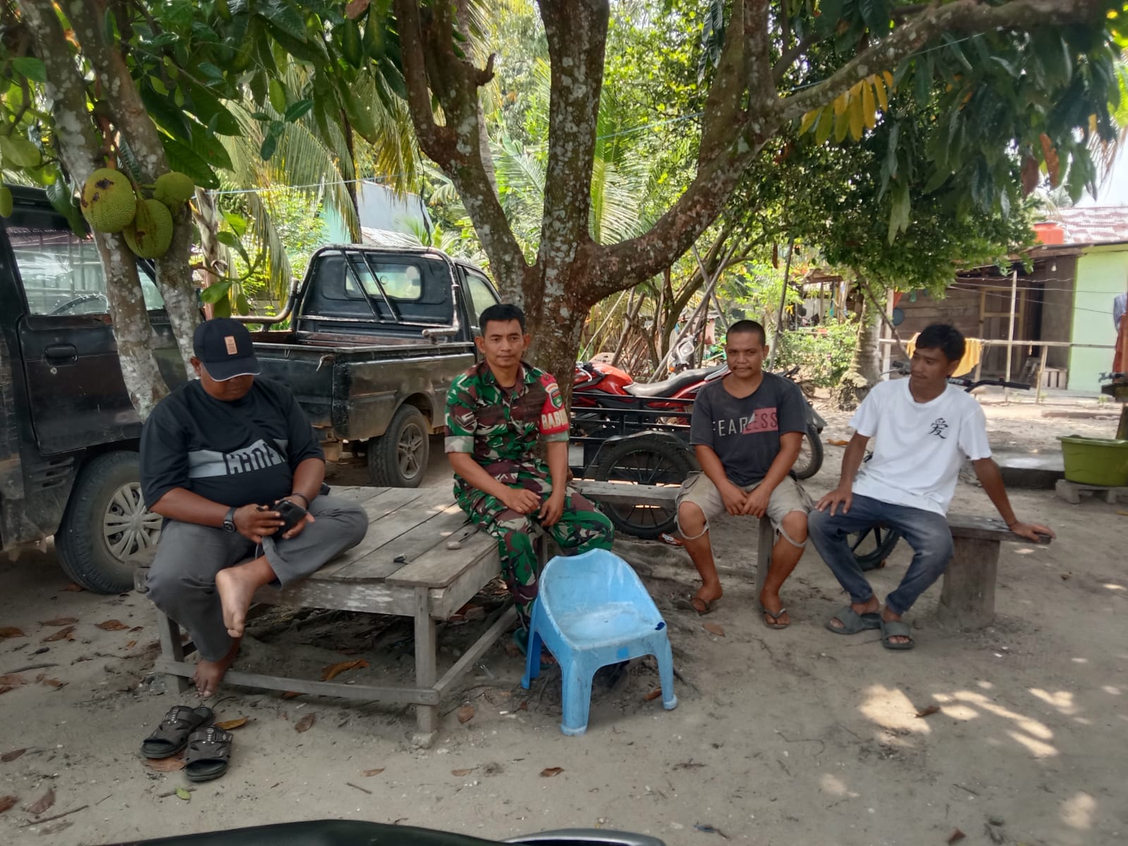 Babinsa Koramil 14/ Kepenuhan Bersama Masyarakat Tumbuhkan Kekompakan dan Keharmonisan