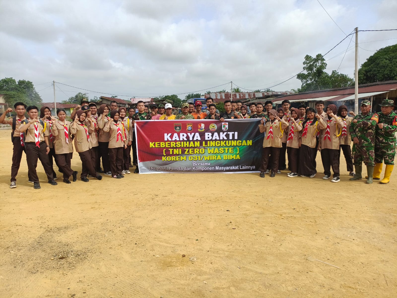 Semangat Ramadhan, Koramil 03/Bunut Bersama Masyarakat Gelar Karya Bhakti di Pasar Tradisional