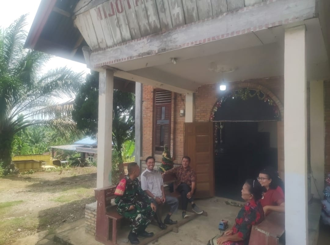 Babinsa Koramil 11/ Tambusai Laksanakan Komsos bersama Jemaat Gereja Di Silayang Layang