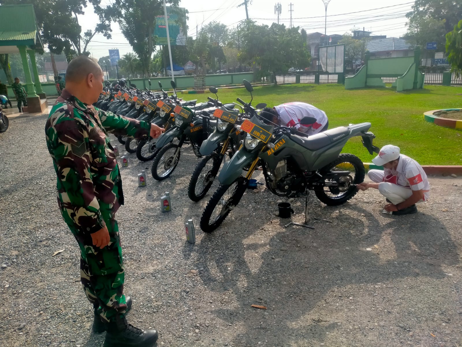 Perawatan Kendaraan Dinas Babinsa Koramil 01/ BKN Lakukan Penggantian Oli Secara Rutin 