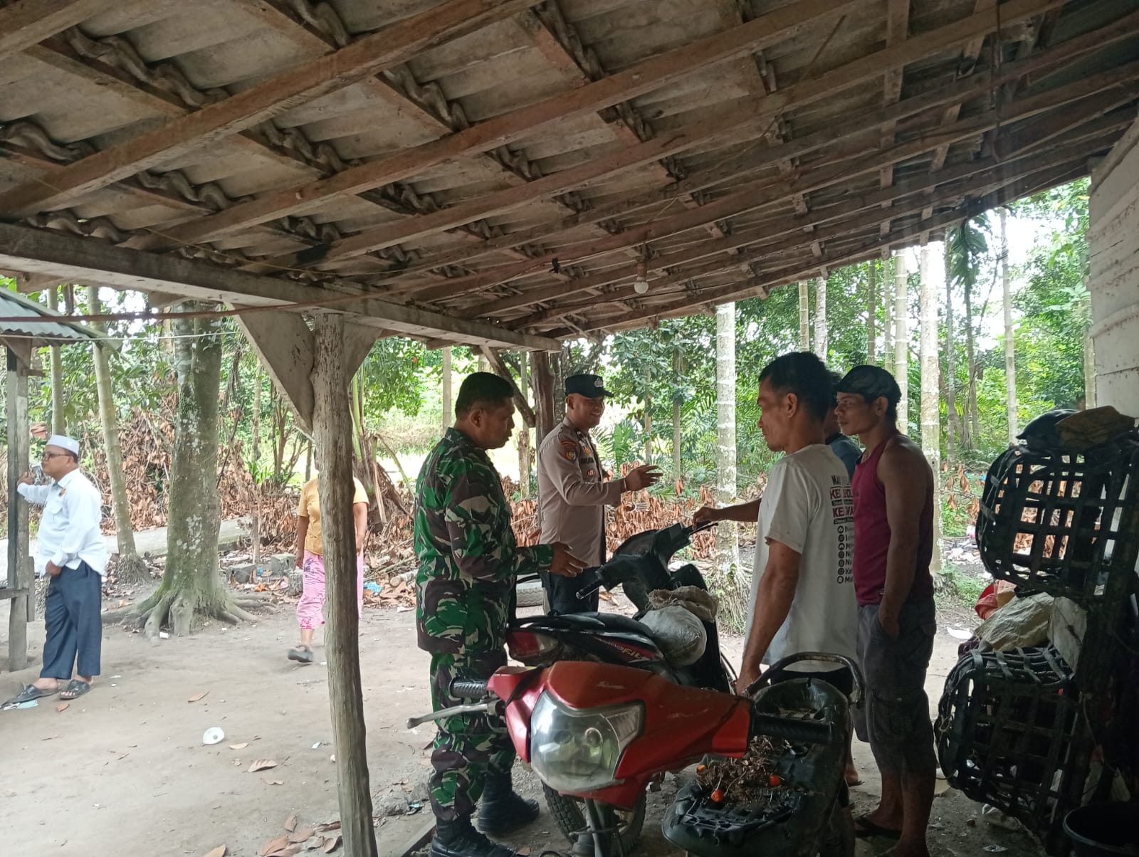 Melalui Komsos, Babinsa Silaturahmi Dengan Mitra Karib