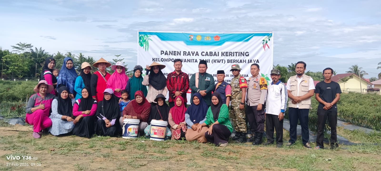 Sinergi Babinsa Serda Efrizal Hadiri Panen Perdana Cabai Keriting Warga