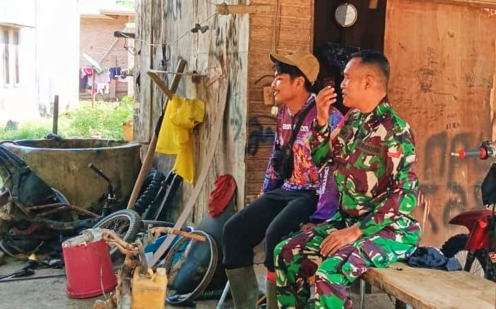 Babinsa Koramil 10 Kunto Darussalam Rutin Melaksanakan Komsos Bersama Warga Desa