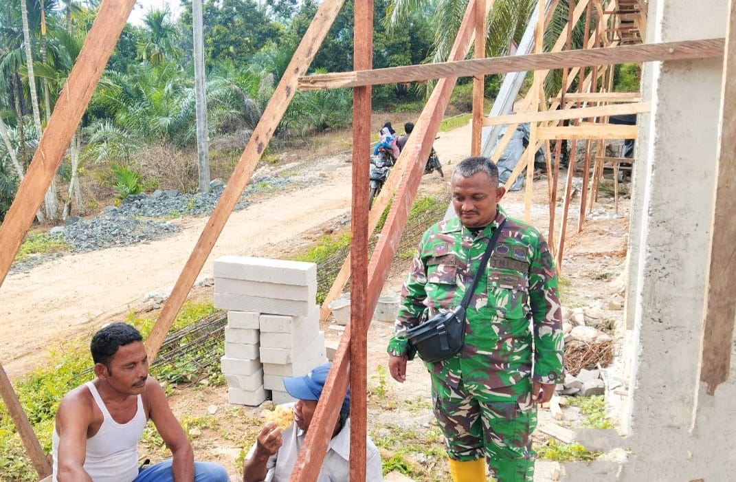 Jaga kekompakan, Kopda Dariono Menjalin Komunikasi Sosial bersama Warga