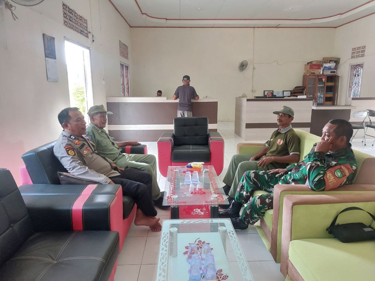 Perkuat Sinergitas Keamanan, Peltu Alek Hermawan Komsos Bersama Anggota Linmas Desa Sari Mulya