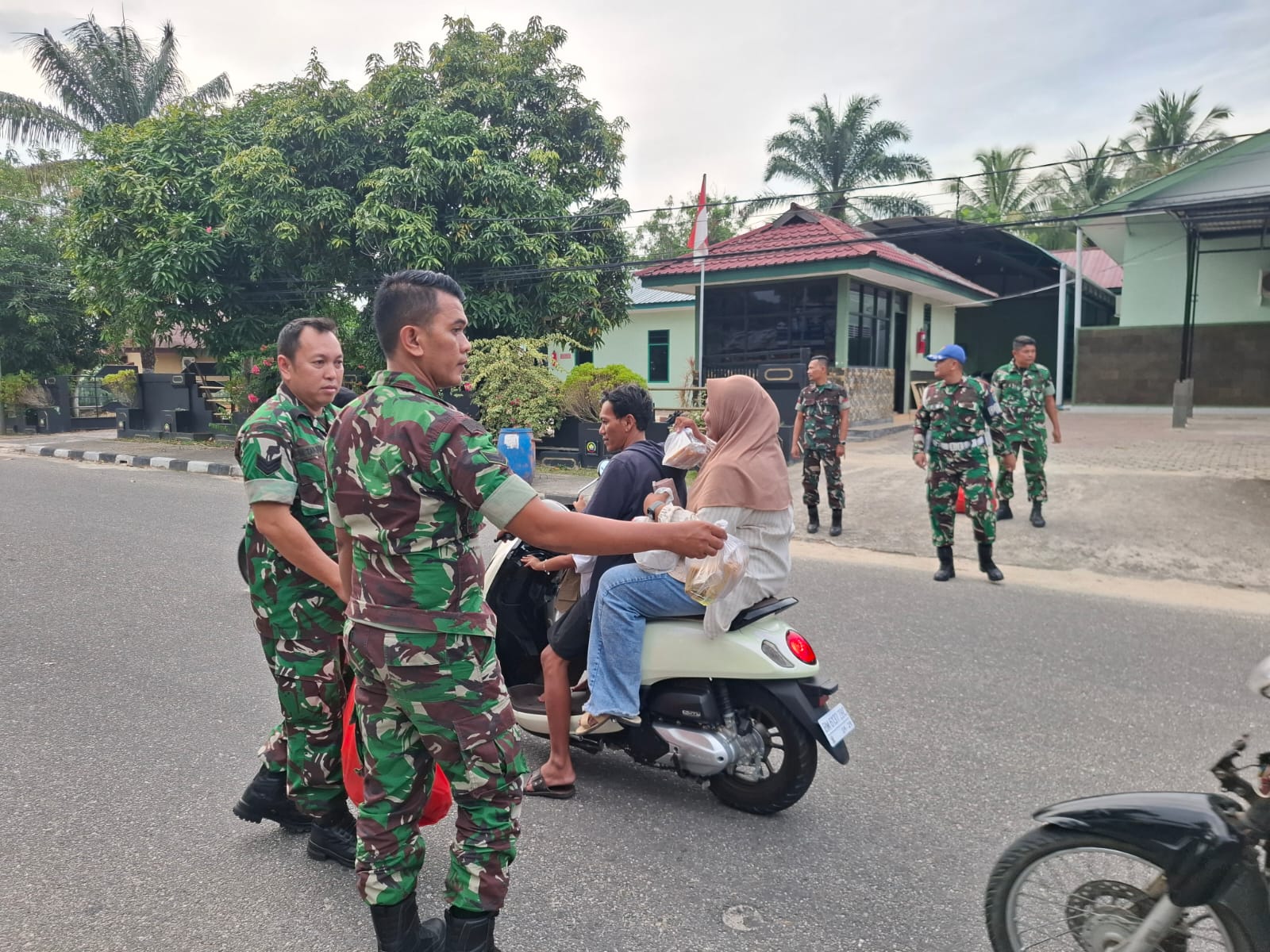 Kodim 0313/KPR Bagikan Takjil Gratis, Tebar Kebahagiaan di Bulan Ramadhan