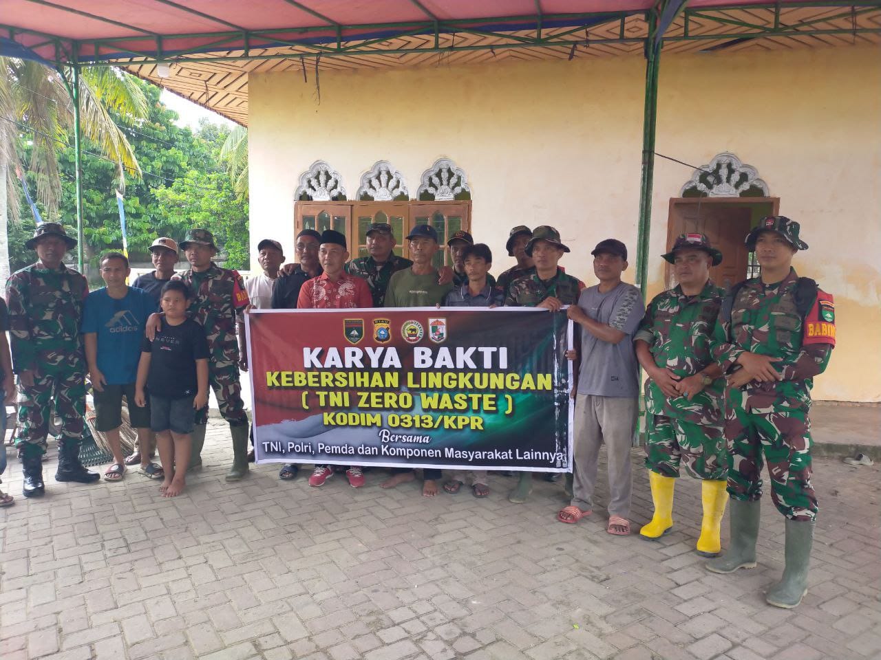 Dukung Program TNI Zero Waste, Babinsa Koramil 04/Pangkalan Kuras Gelar Jumat Bersih di Masjid