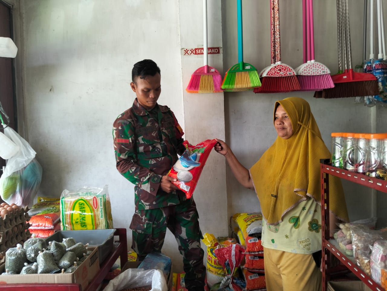 Sambangi Pasar, Babinsa Cek Stabilitas Harga Sembako di Pelalawan