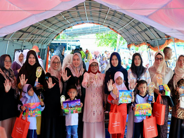 Wakil Bupati Kampar Berikan Apresiasi  Kreativitas Anak Ikuti Lomba Mewarnai Parenting