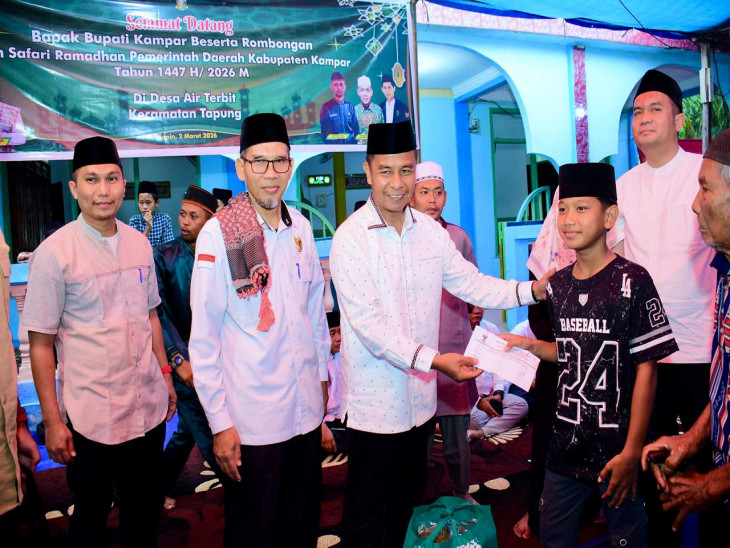 Pimpin Safari Ramadhan di Air Terbit, Bupati Kampar Salurkan Bantuan untuk Masjid dan Masyarakat