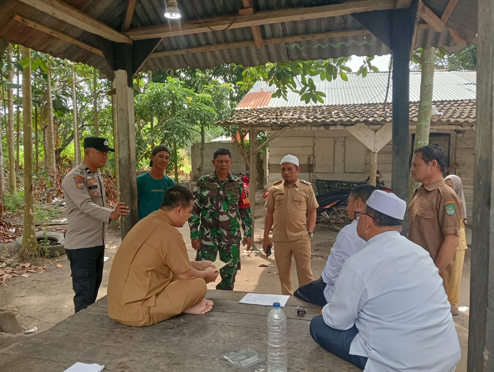 Melalui Komsos, Babinsa Koramil 14/ Kepenuhan Silaturahmi Dengan Mitra Karib