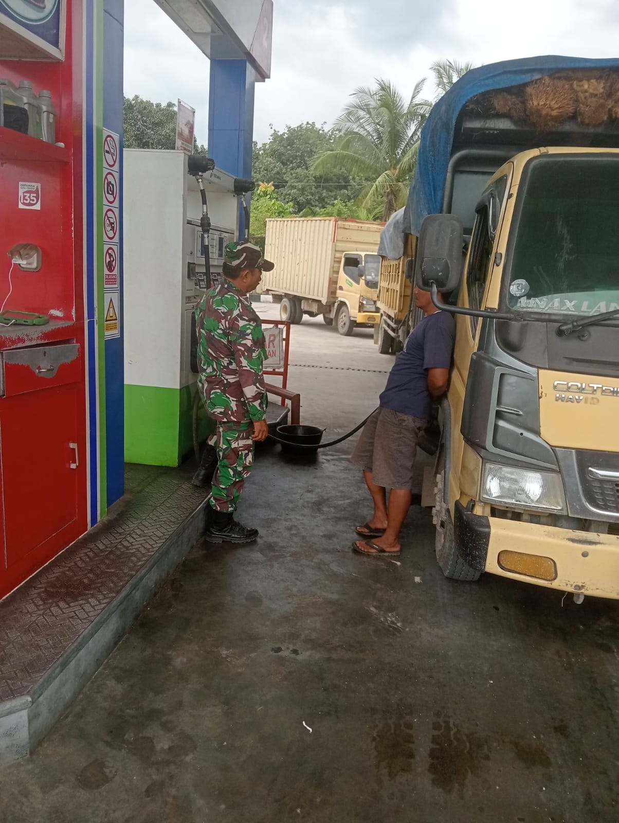 Sertu M Rasul Babinsa Koramil 14/Kepenuhan, Monitoring Keamanan di SPBU 