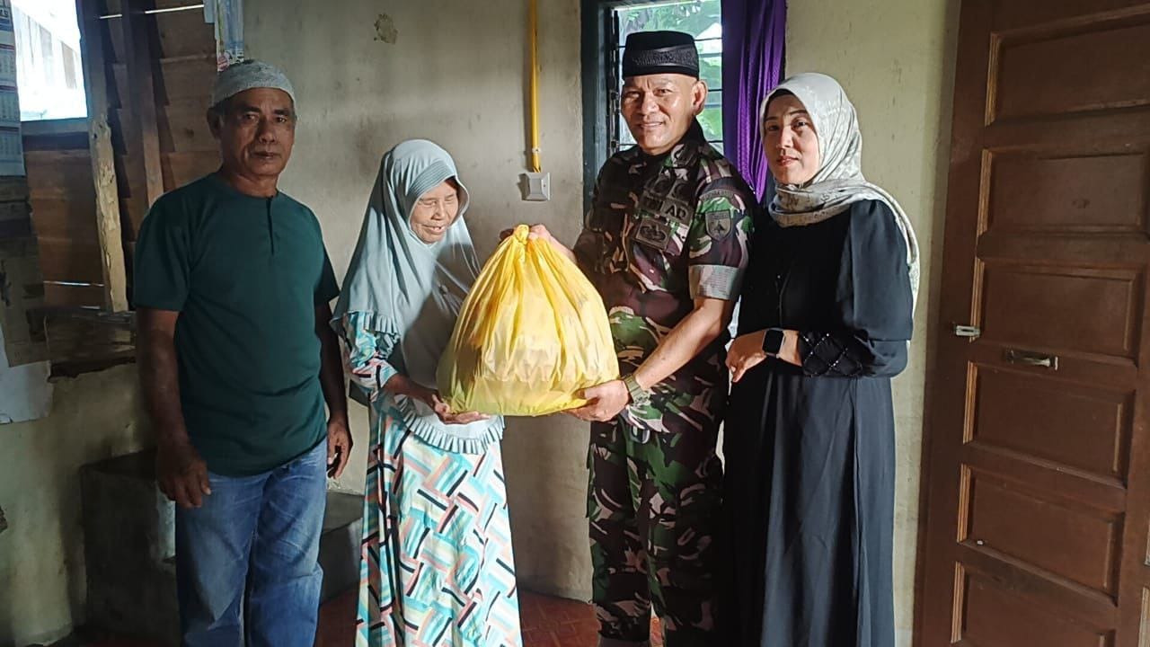 Danramil 13/ Rokan IV Koto Bersama Ibu Ketua Persit Kartika Chandra Kirana 14 Bagikan Sembako