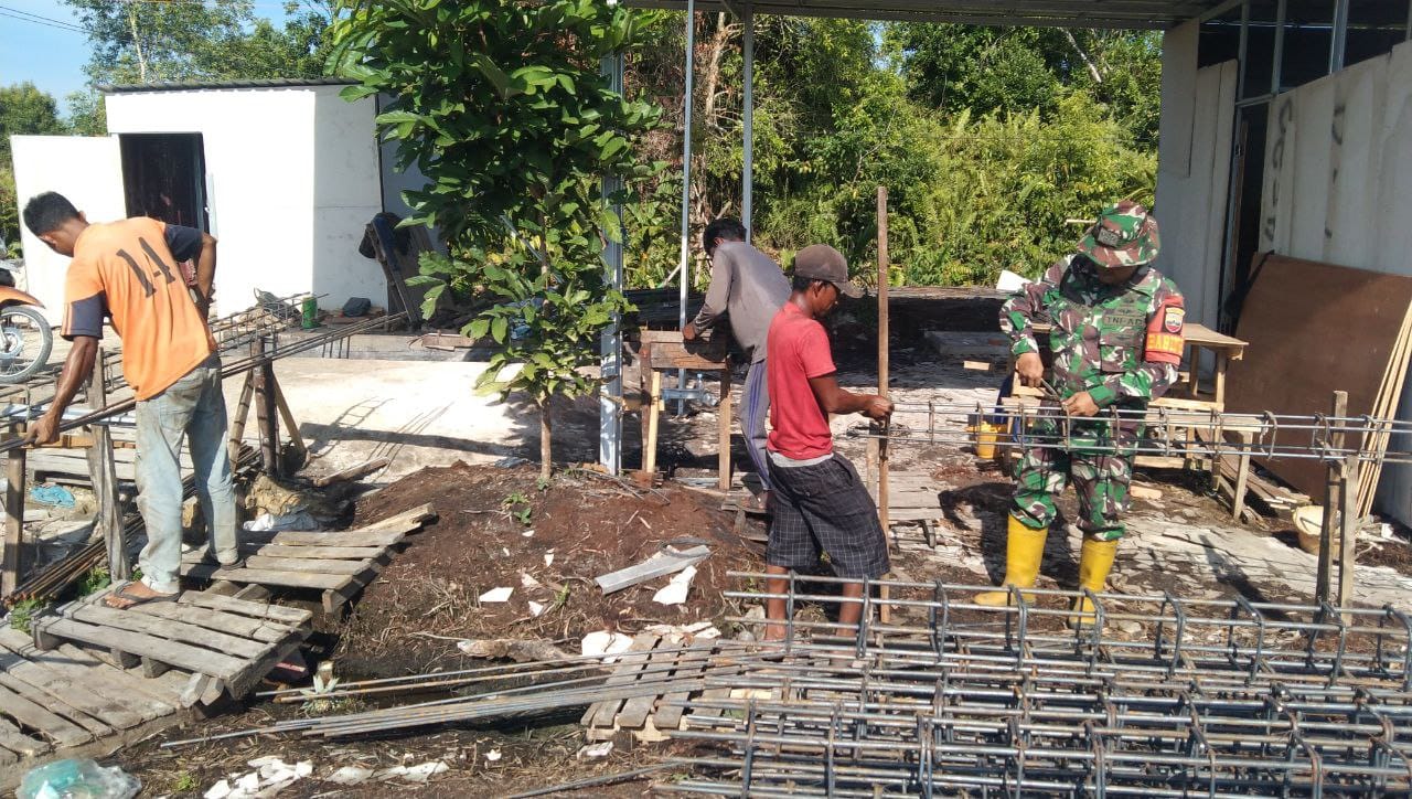Bentuk Kepedulian, Babinsa Koramil 07/Kampar Serda Jemmi Bersama Warga Goro Bangun Masjid