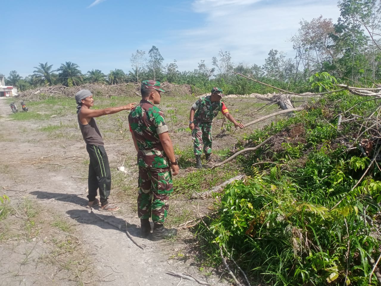 Babinsa Koramil 14/kpn Laksanakan Sosialisasi di Kebun Masyarakat Cegah Karhutla 