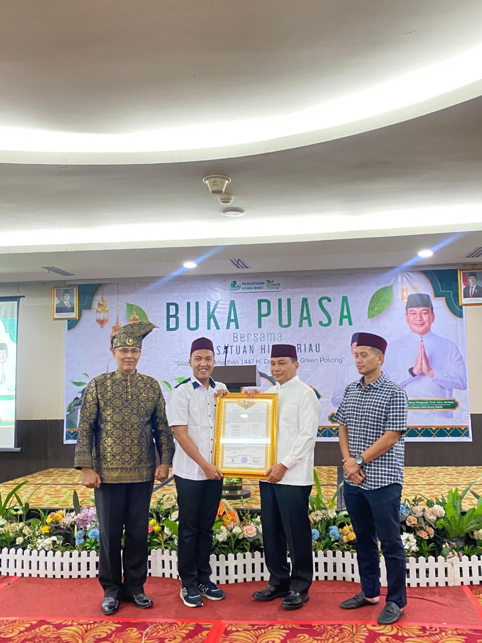 PeHR Anugerahkan Maklumat Hari Ekosistem Riau kepada Kapolda Riau