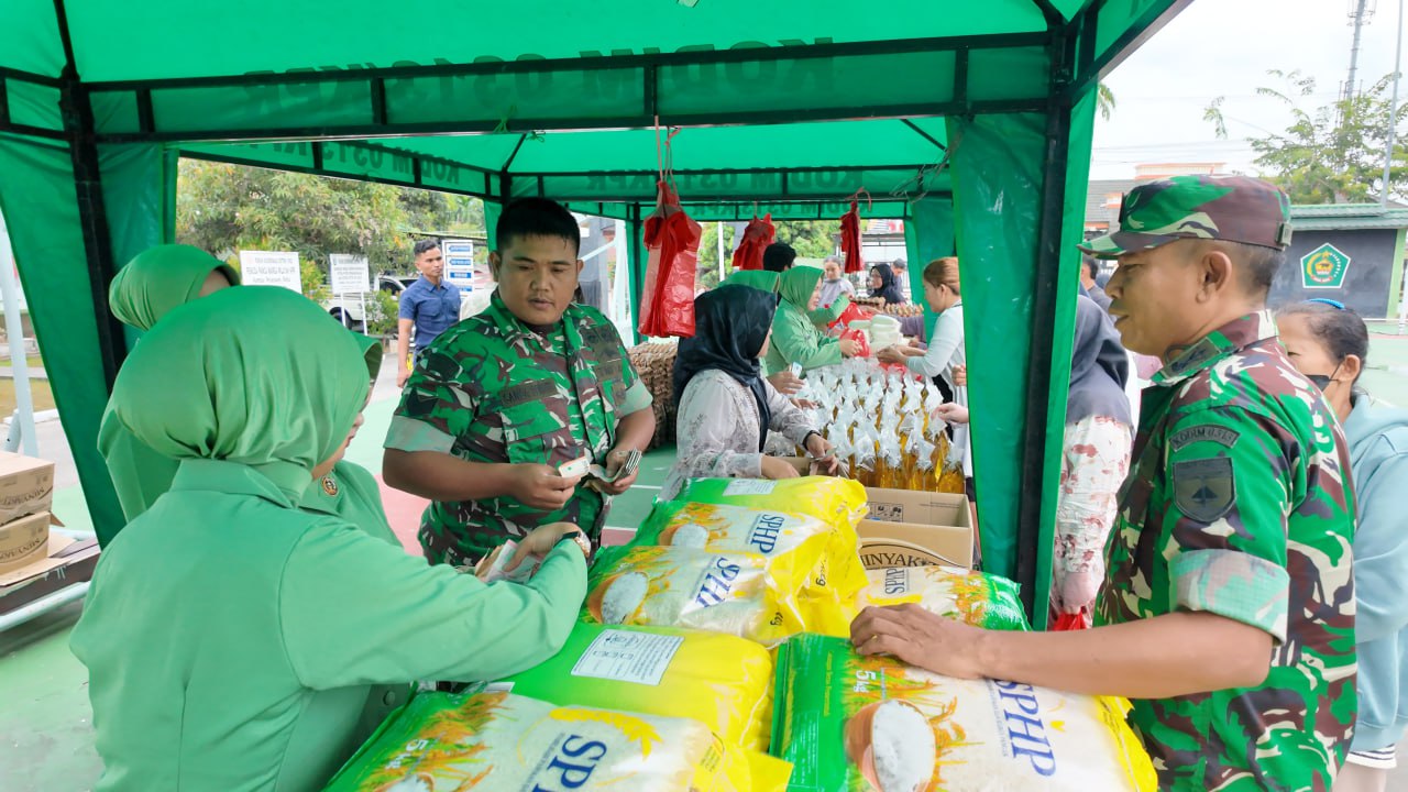 Bisa Merakyat, Kodim 0313/KPR Gelar Bazar Ramadhan TNI AD Sediakan Sembako Murah