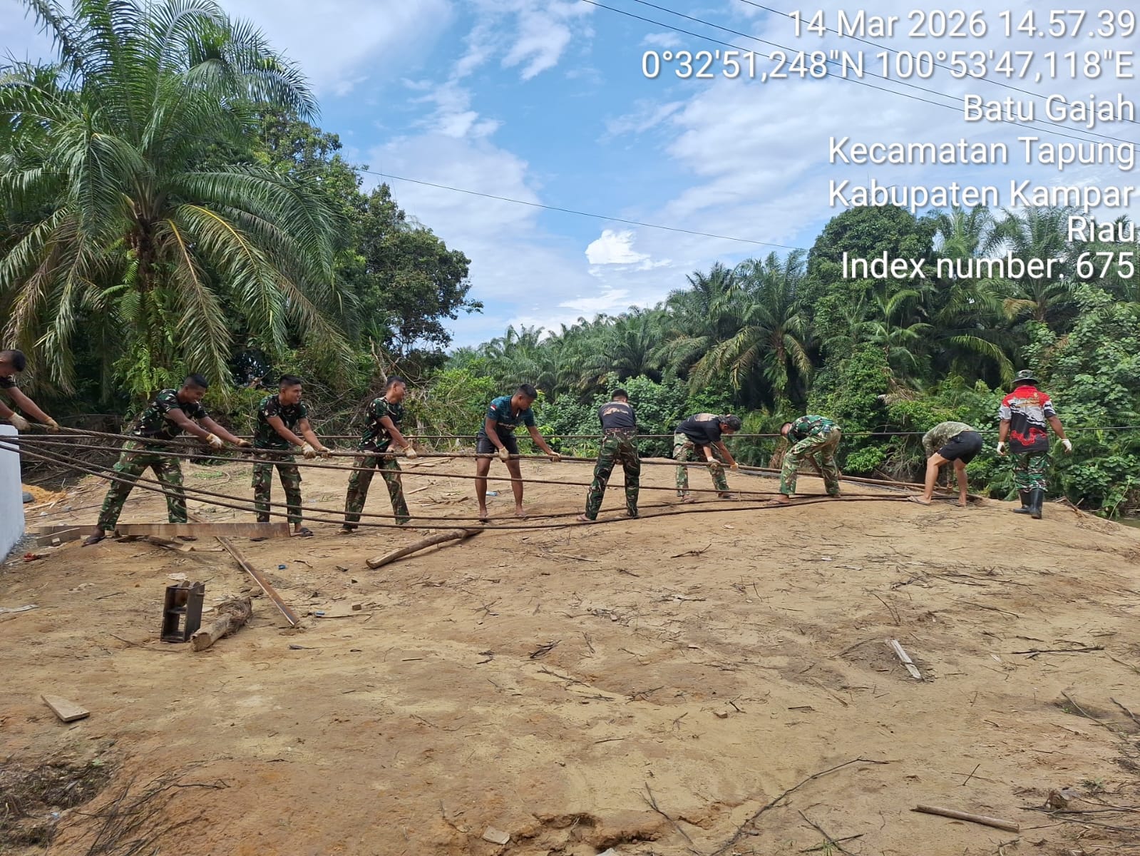 Akselerasi Pembangunan Jembatan Gantung Garuda Sungai Tapung, Kodim 0313/KPR Capai Progres 70 Persen