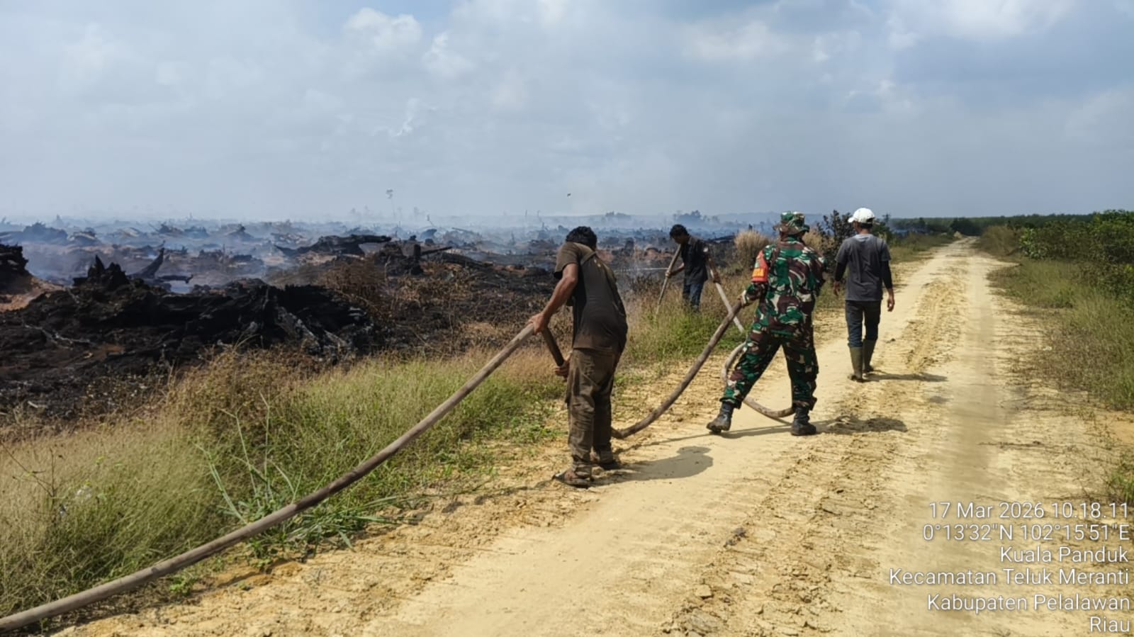 Semangat Pantang Surut, Satgas Karhutla Kodim 0313/KPR Masuki Hari Ketujuh Penjinakan Asap Karhutla