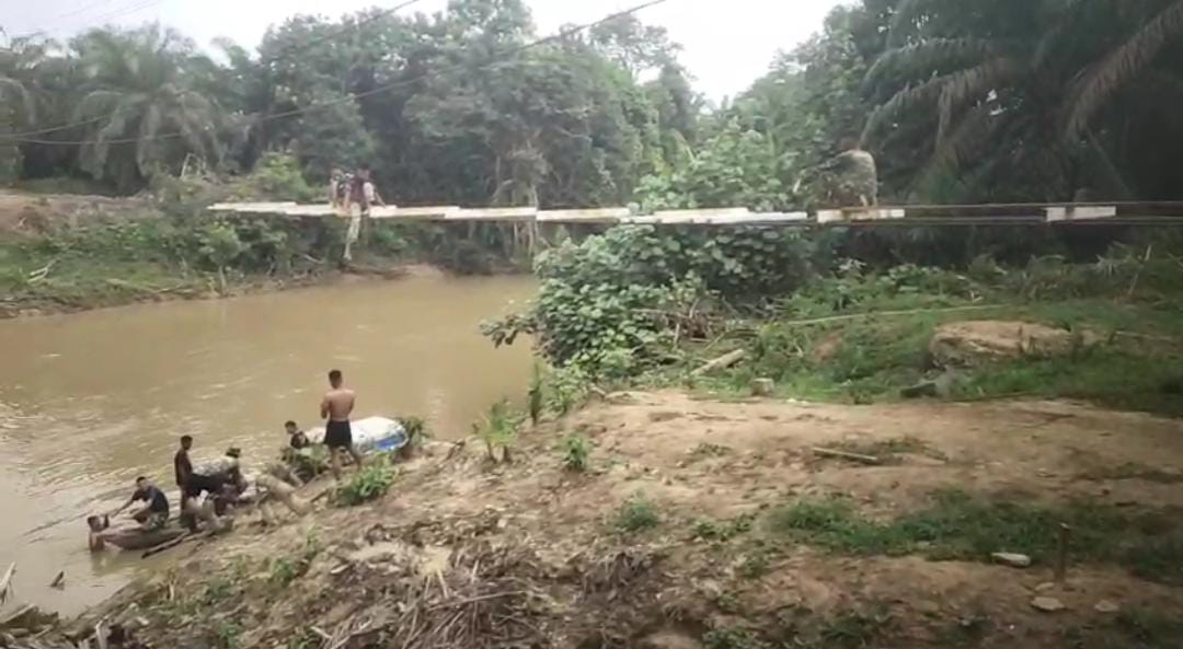 Kebut Pengerjaan Jembatan Garuda Sebelum Lebaran, Satgas Kodim 0313/KPR dan warga Bersinergi