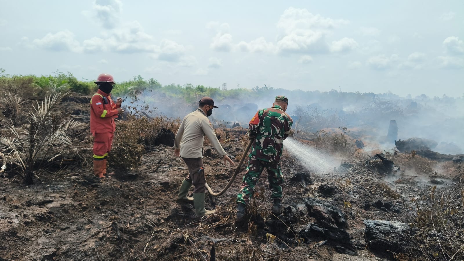 Dua Minggu Berjibaku di Lahan Gambut, Satgas Karhutla Koramil 03/Bunut Terus Perkuat Pendinginan