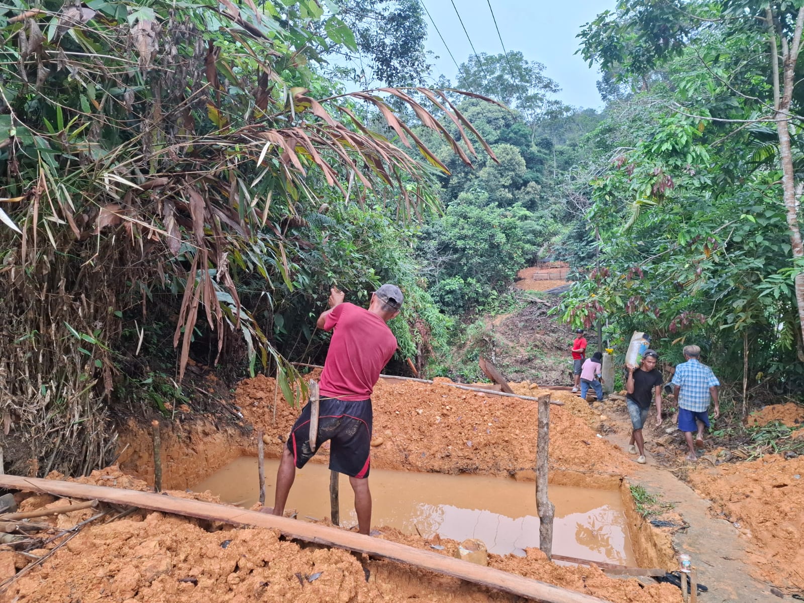 Pantang Surut di Hari Libur, TNI dan Warga Kota Lama Terus Kejar Target Pondasi Jembatan