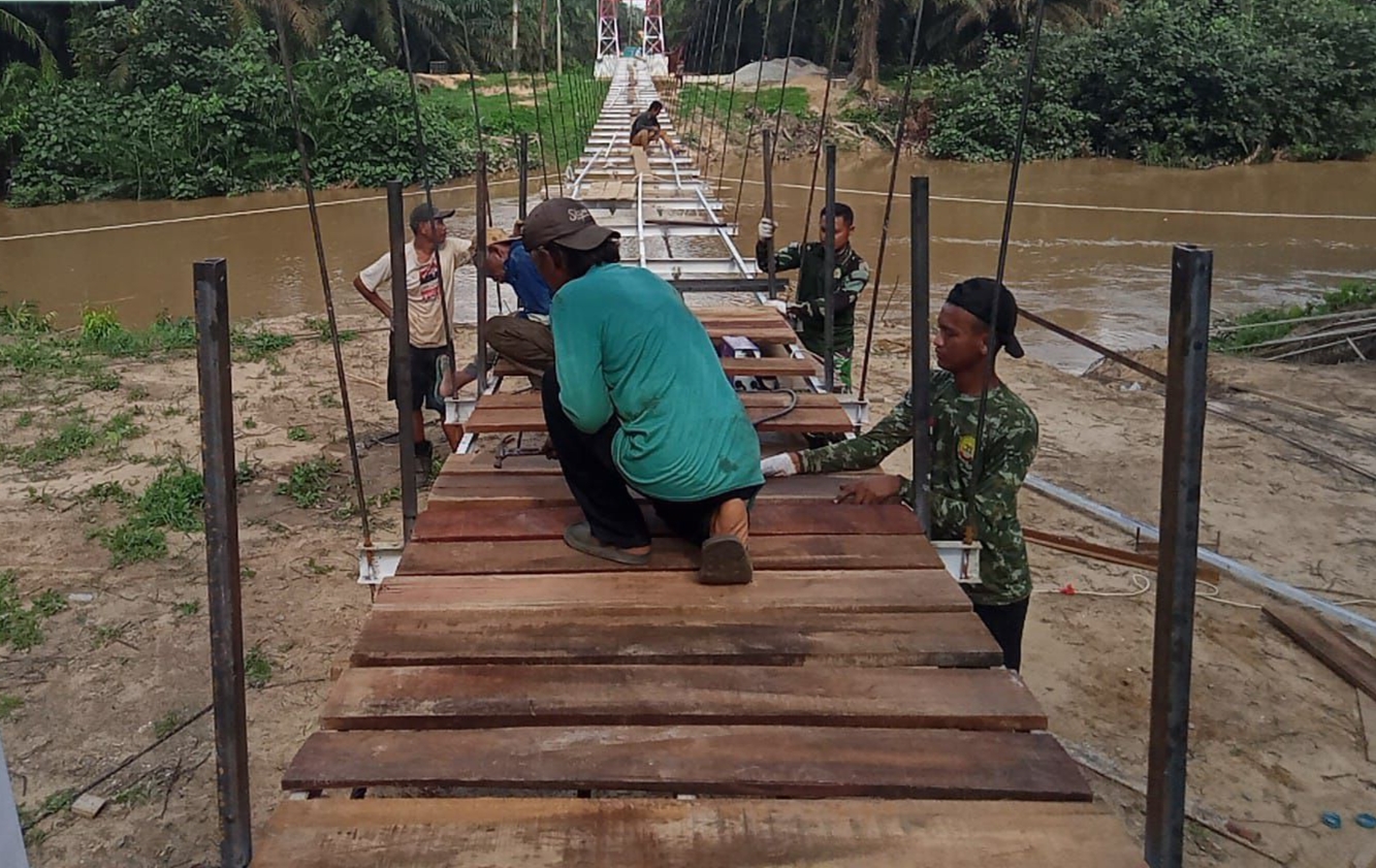 Tangan Terampil yang Tak Kenal Lelah, Pembangunan Jembatan Garuda Masuk Tahap Pemasangan lantai