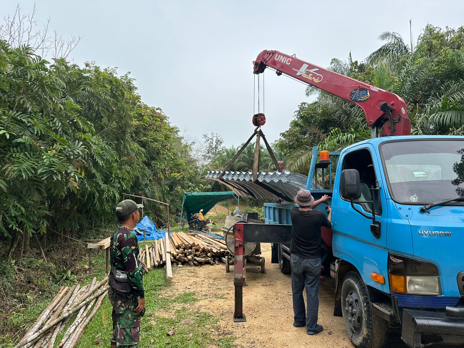 Dobrak Akses Wilayah Terisolir, Kodim 0313/KPR Kawal Pendistribusian Jembatan Aramco