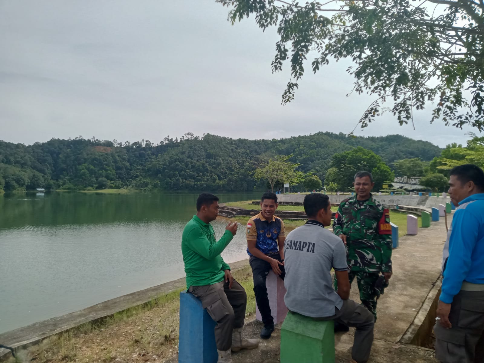 Babinsa Koramil 12/XIII Koto Kampar Gelar Komsos di Danau Rusa, Pererat Hubungan dengan Masyarakat