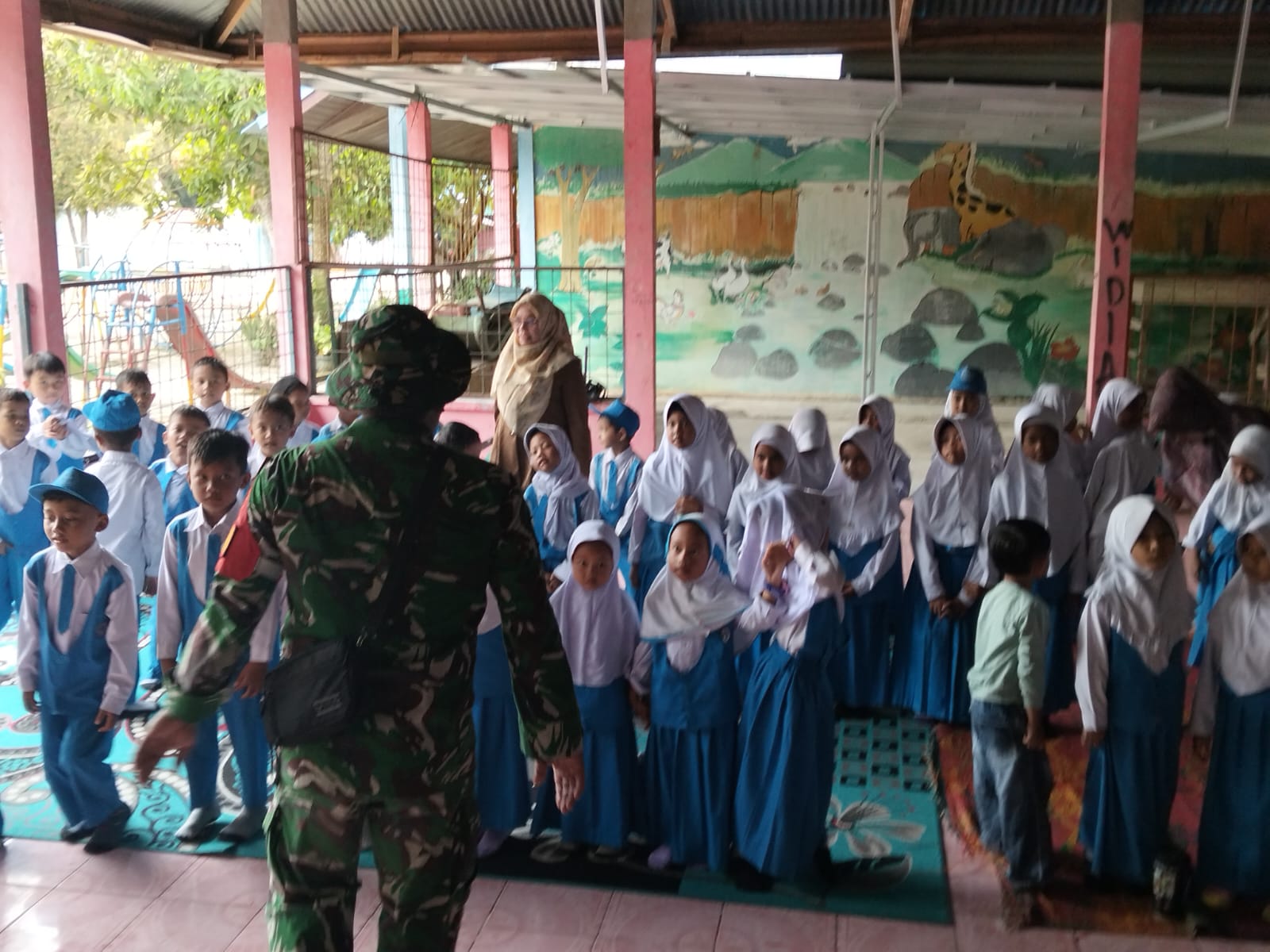 Babinsa Koramil 03/Bunut Laksanakan Pembinaan Karakter dan Edukasi Anak Usia Dini