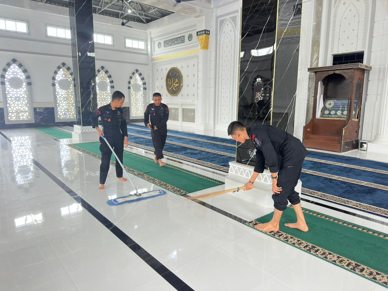 Brimob Polda Riau dan Polres Rohil Gotong Royong di Panipahan, Wujud Nyata Kepedulian Polri