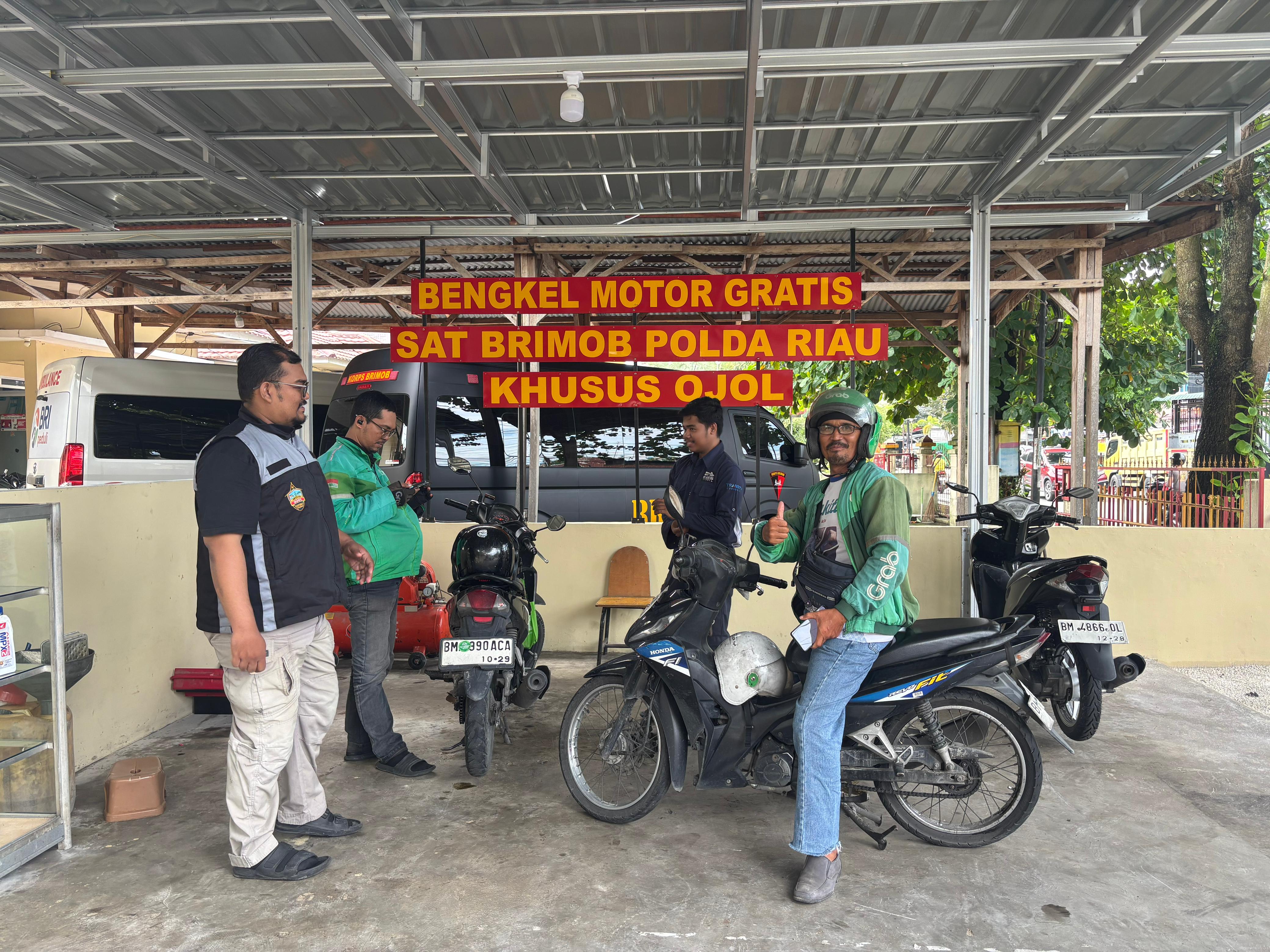 Solusi Nyata di Jalanan, Bengkel Gratis Brimob Riau Ringankan Beban Ojol