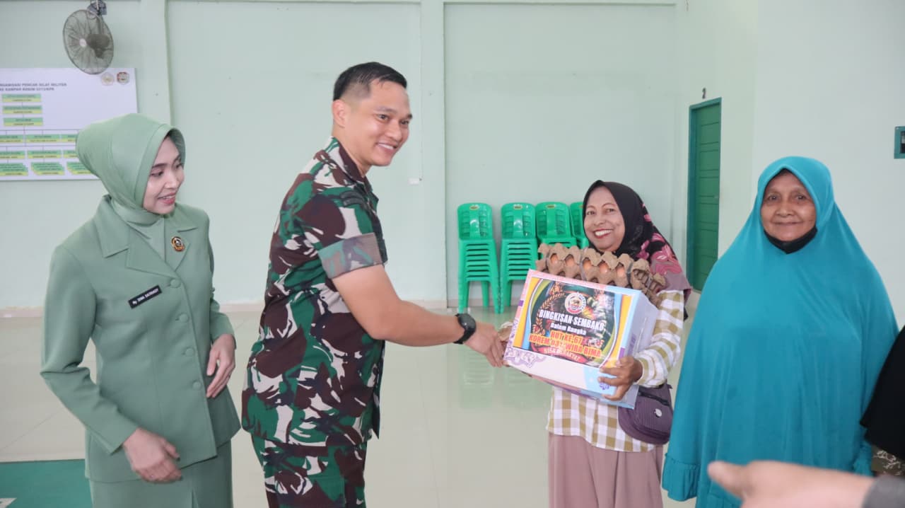 Kodim 0313/KPR Gelar Bakti Sosial dan Pembagian Sembako dalam Rangka HUT ke 67 Korem 031/WB