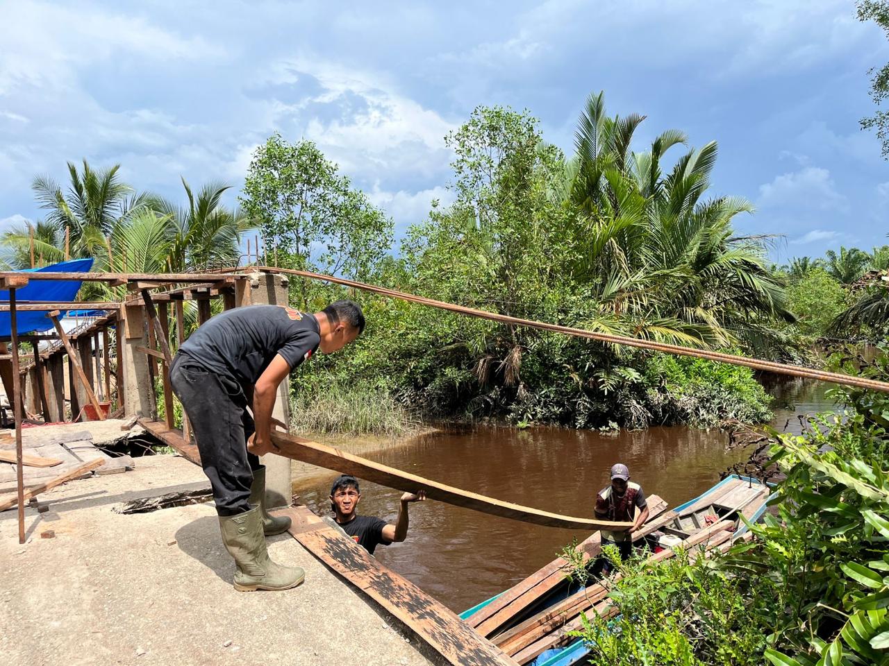 Progres 45 Persen, Satgas Brimob Polda Riau Rakit Kerangka Balok Jembatan di Batang Tuaka Inhil