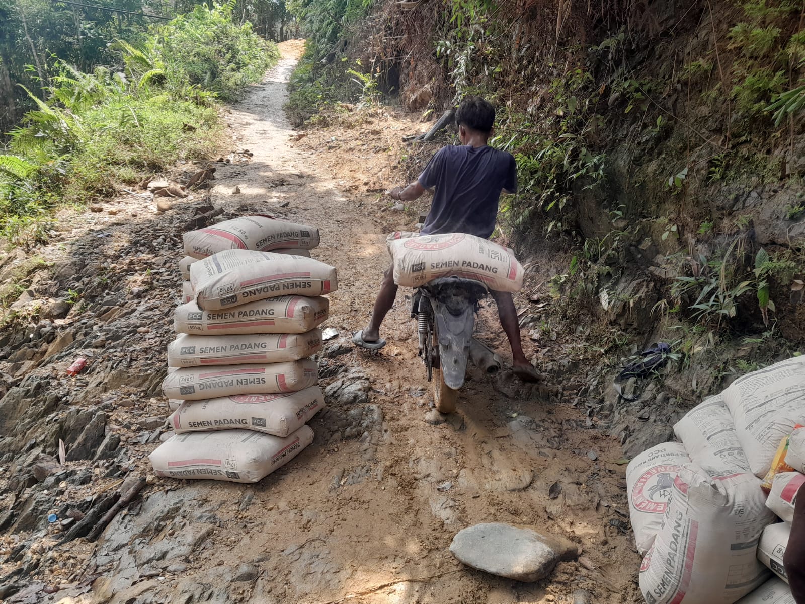Tembus Isolasi Geografis, Kodim 0313/KPR Distribusikan Bahan Material Jembatan Desa Kota Lama 