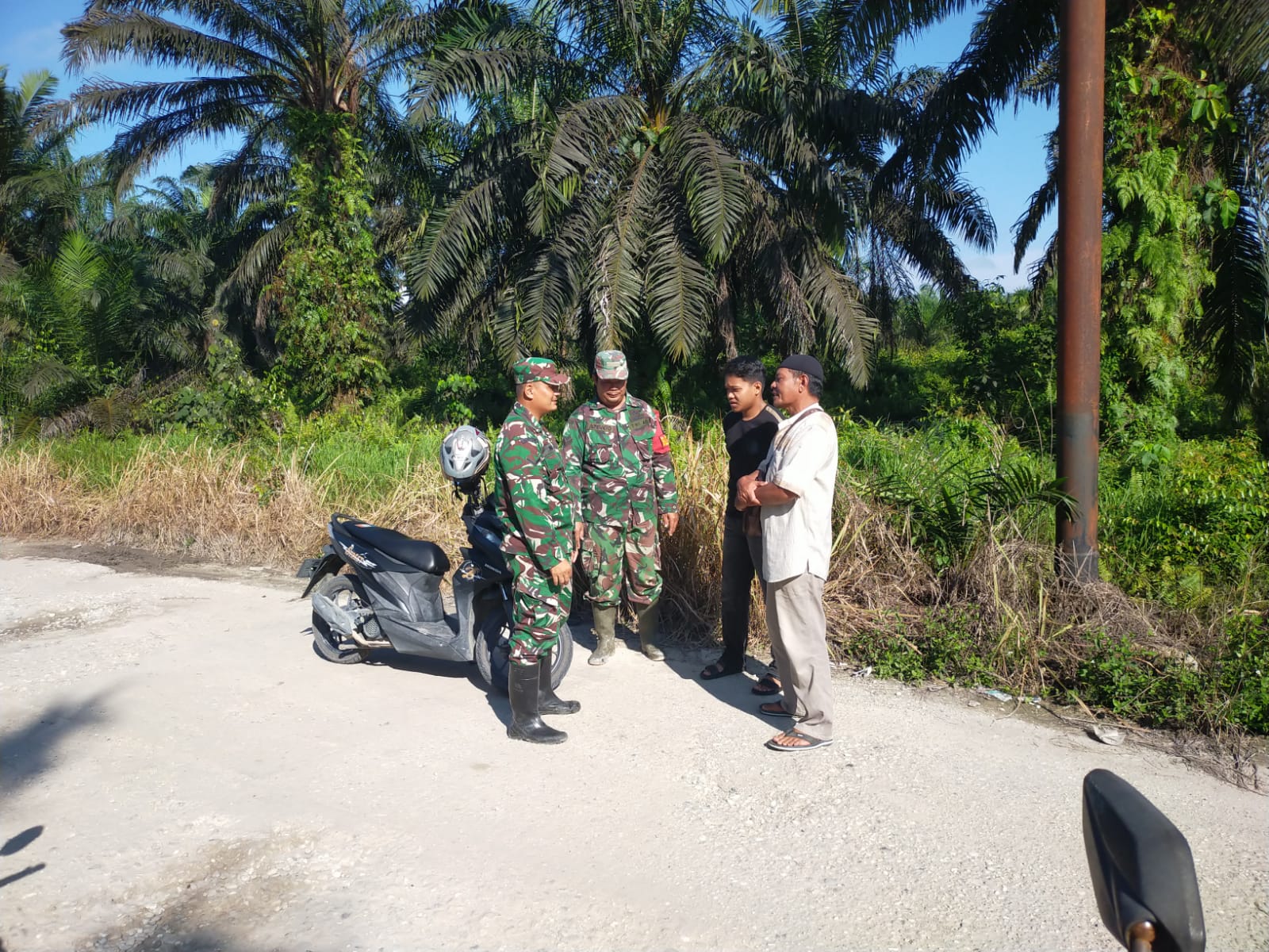 Babinsa Koramil 03/Bunut Intensifkan Patroli di Desa Merbau untuk Antisipasi Karhutla